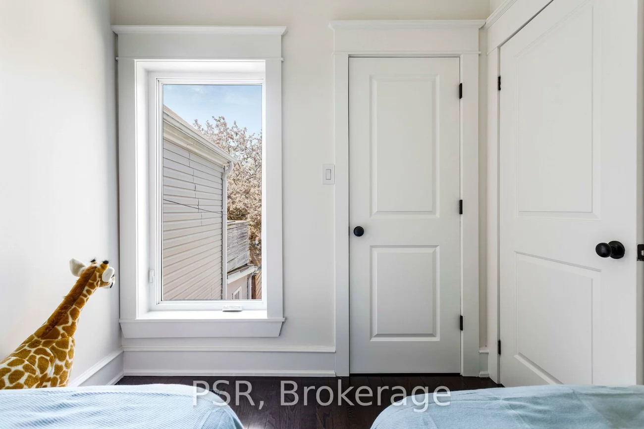 38, Wyndham, Little Portugal, Toronto