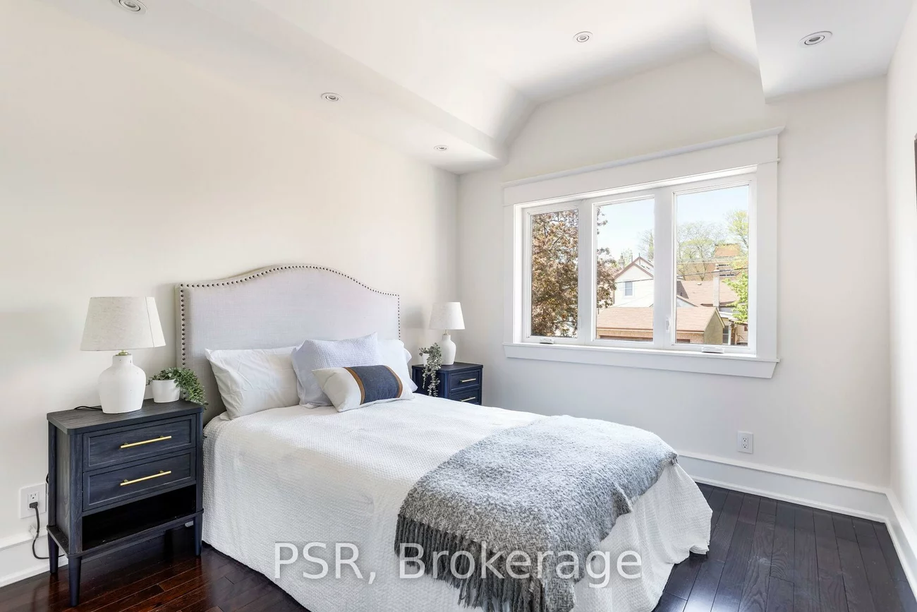 38, Wyndham, Little Portugal, Toronto
