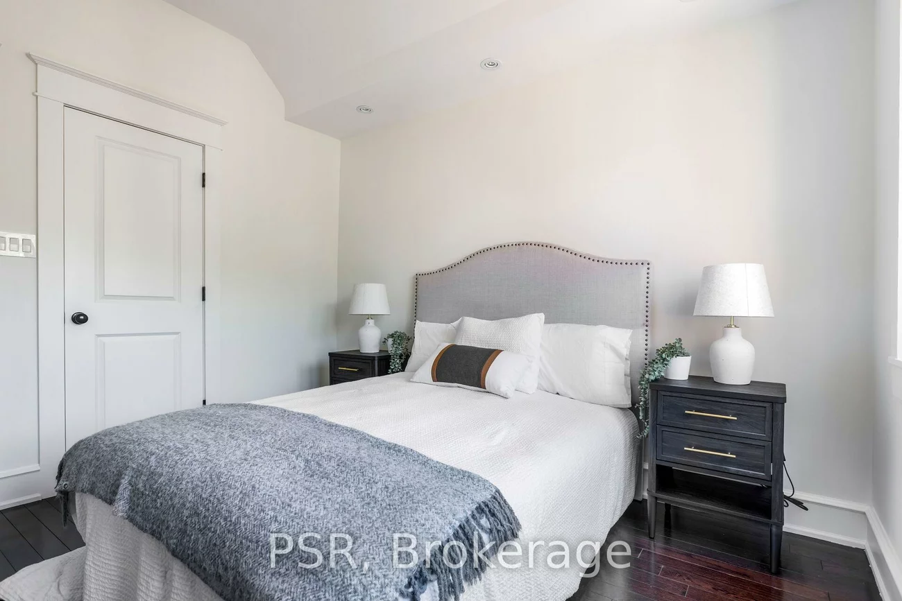38, Wyndham, Little Portugal, Toronto