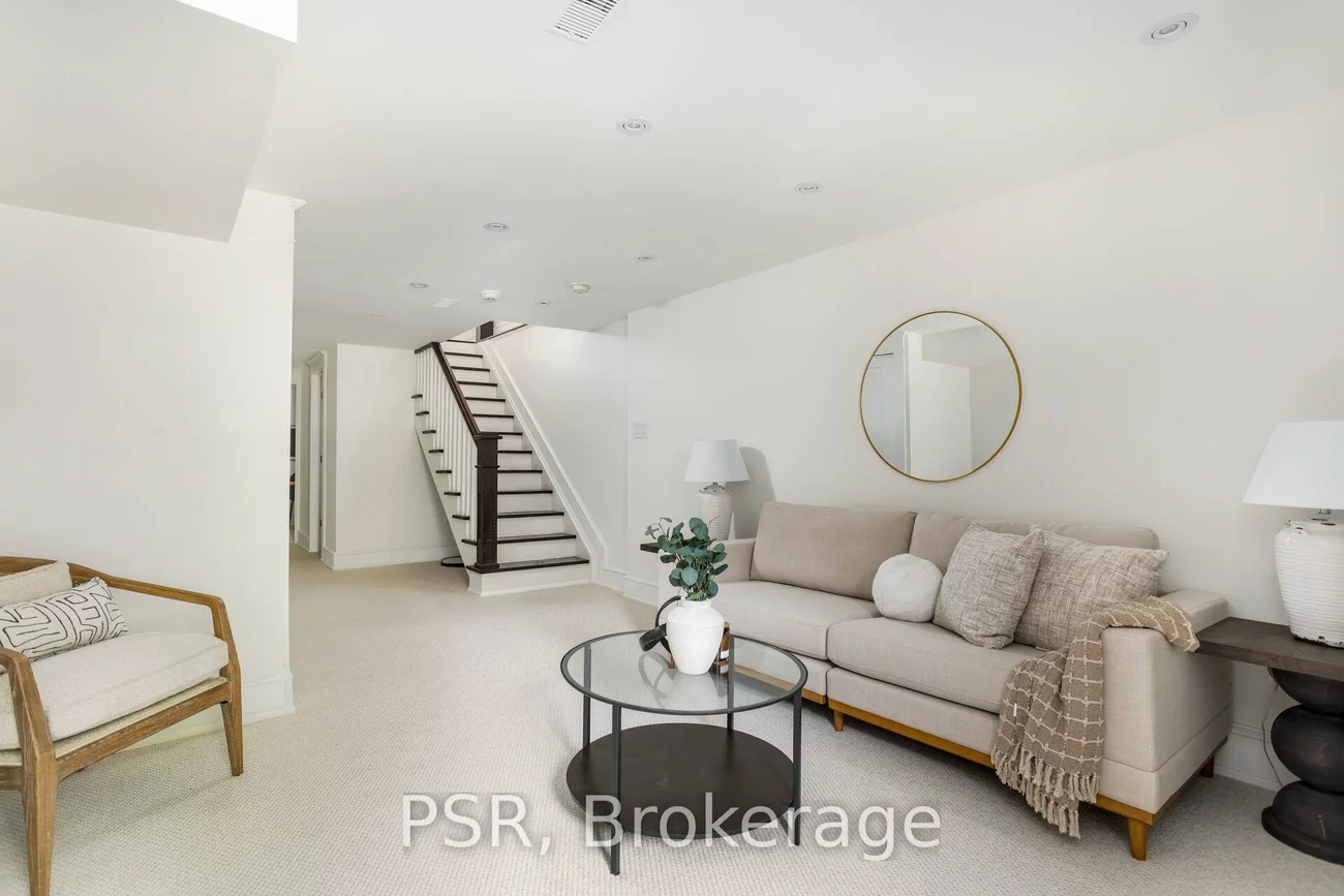 38, Wyndham, Little Portugal, Toronto