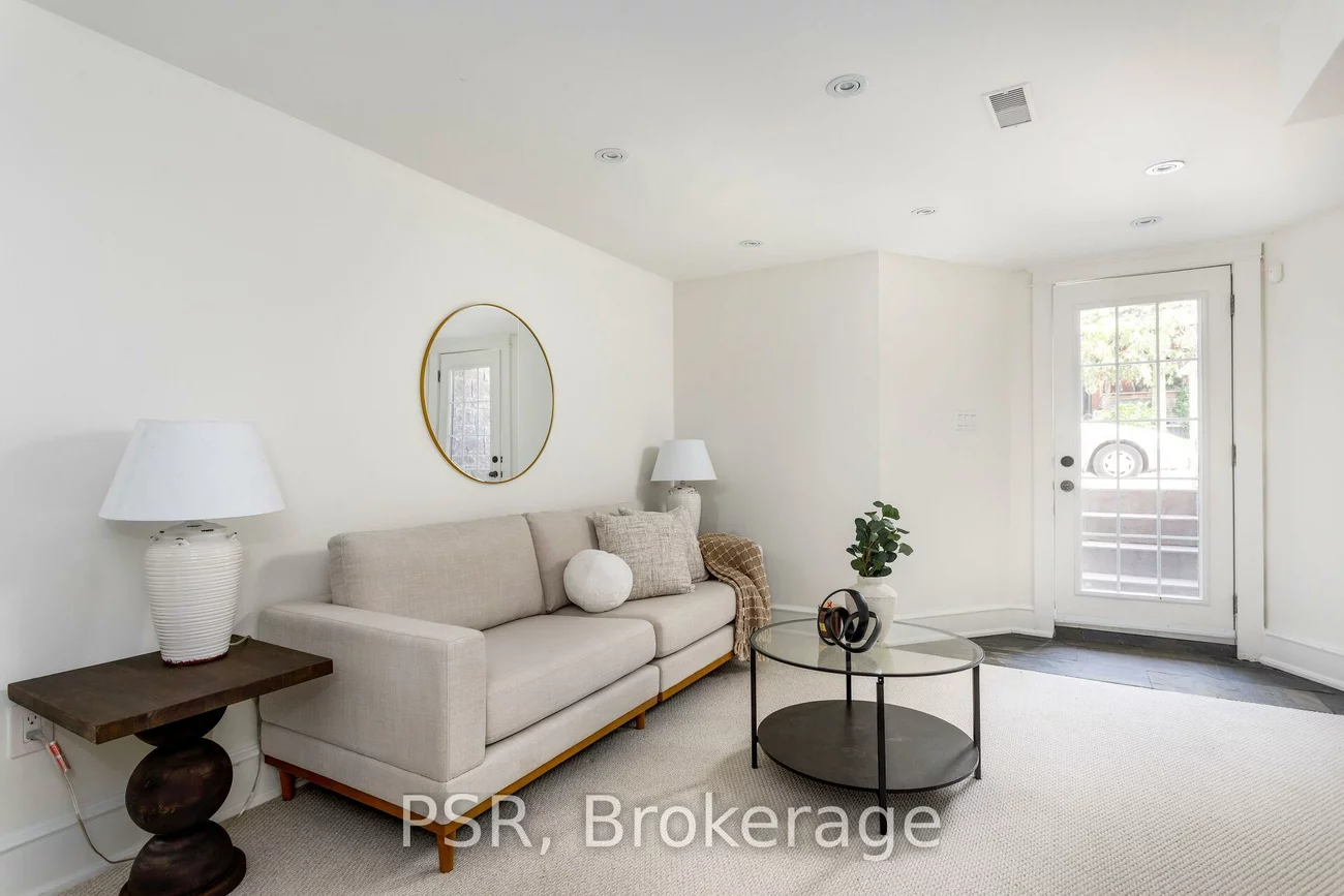 38, Wyndham, Little Portugal, Toronto