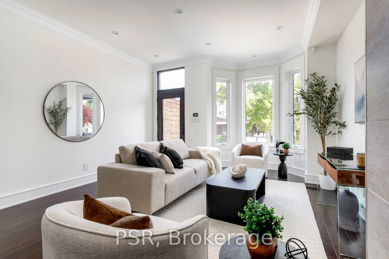 38, Wyndham, Little Portugal, Toronto