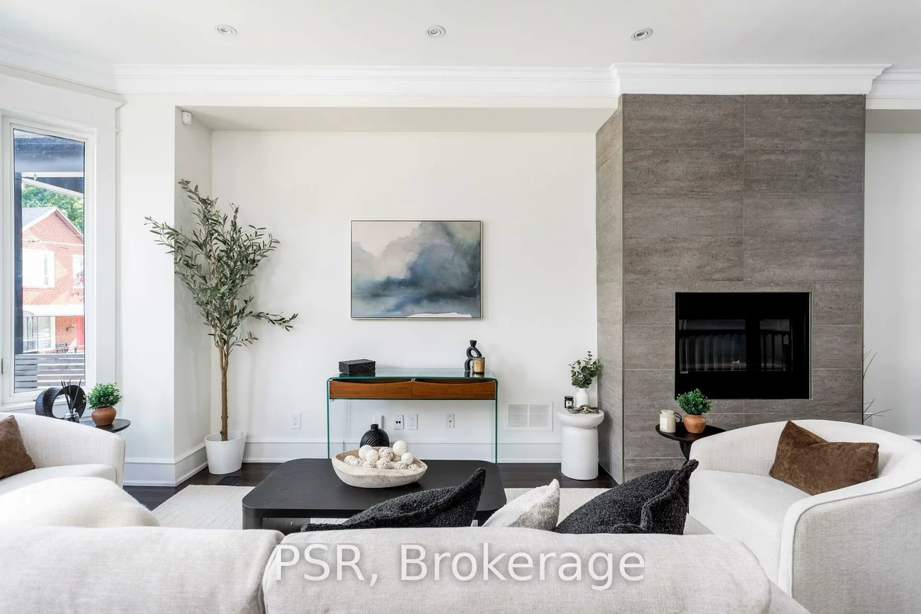 38, Wyndham, Little Portugal, Toronto