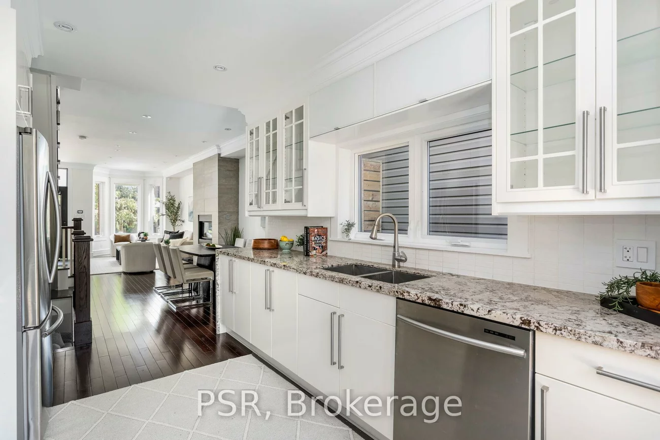 38, Wyndham, Little Portugal, Toronto
