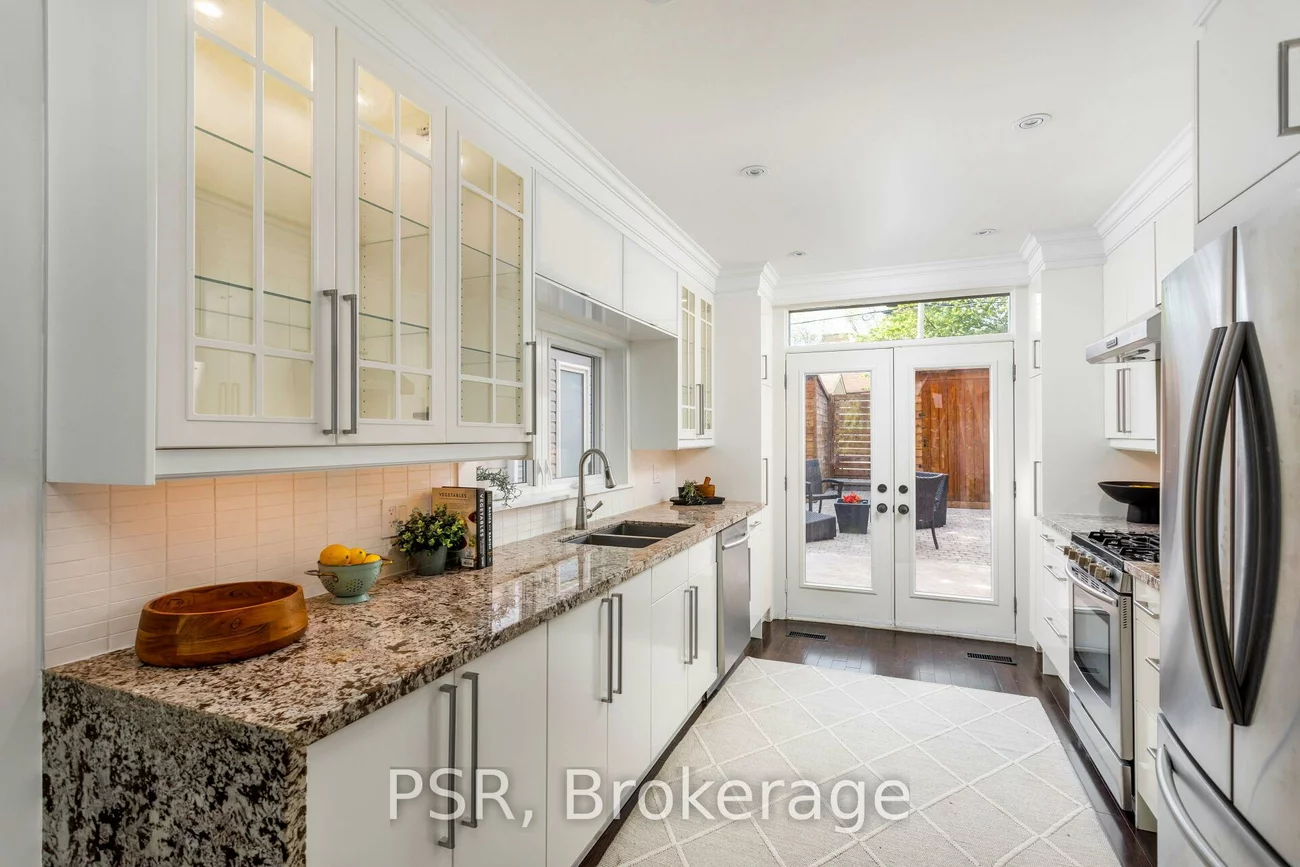 38, Wyndham, Little Portugal, Toronto