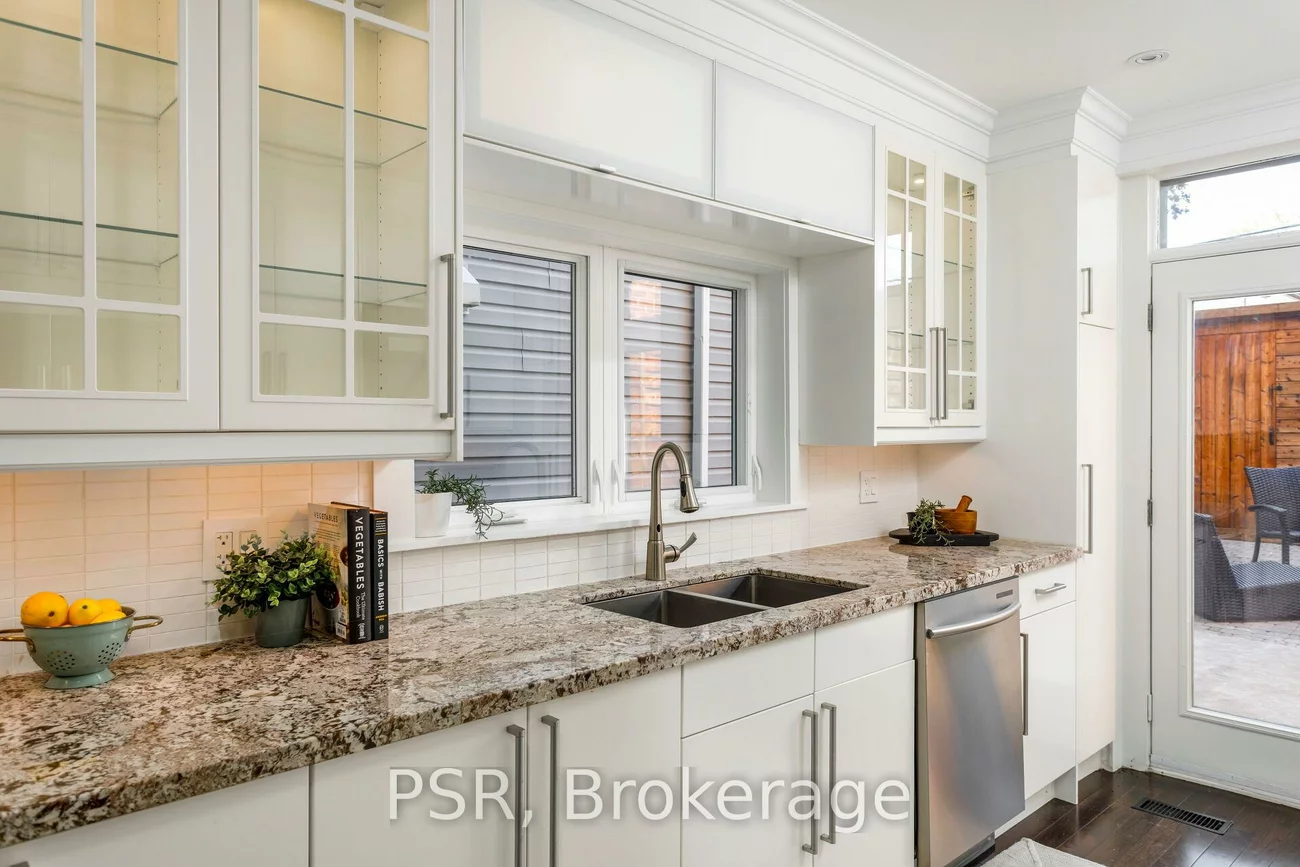 38, Wyndham, Little Portugal, Toronto