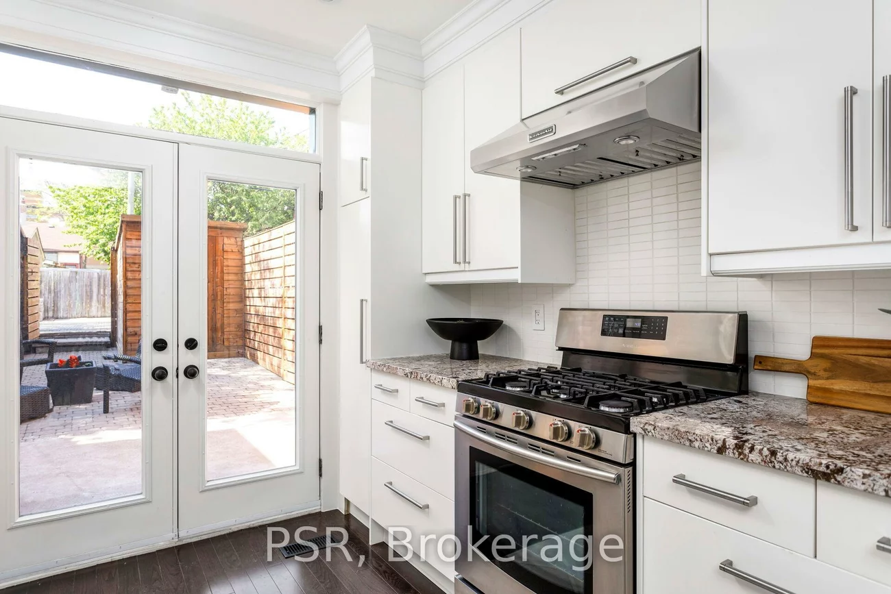 38, Wyndham, Little Portugal, Toronto