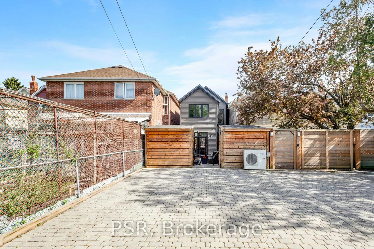 38, Wyndham, Little Portugal, Toronto