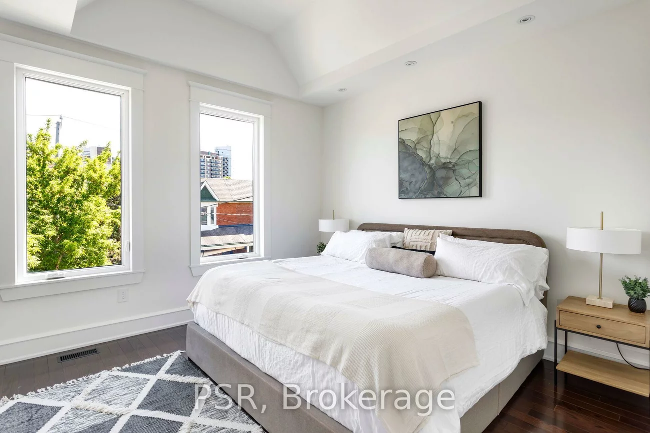 38, Wyndham, Little Portugal, Toronto