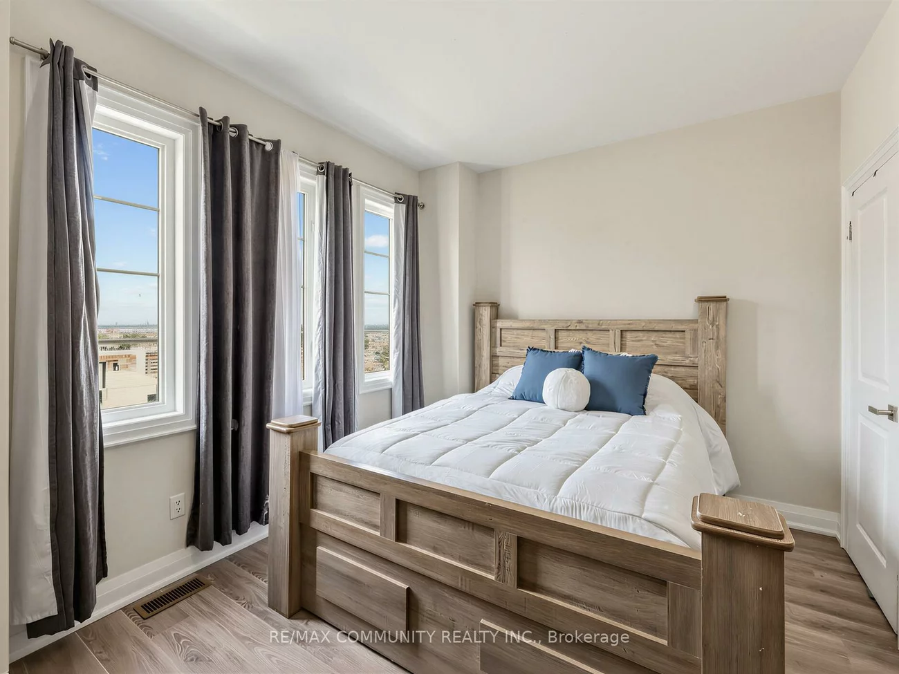 340, Albany, Casa Loma, Toronto
