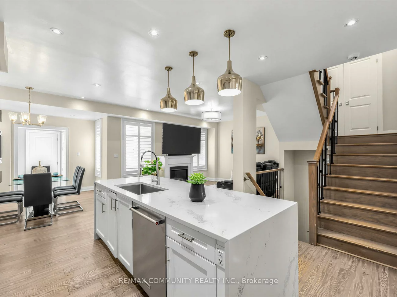 340, Albany, Casa Loma, Toronto