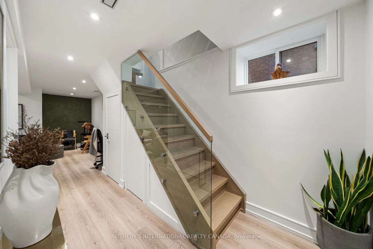 138, Airdrie, Leaside, Toronto