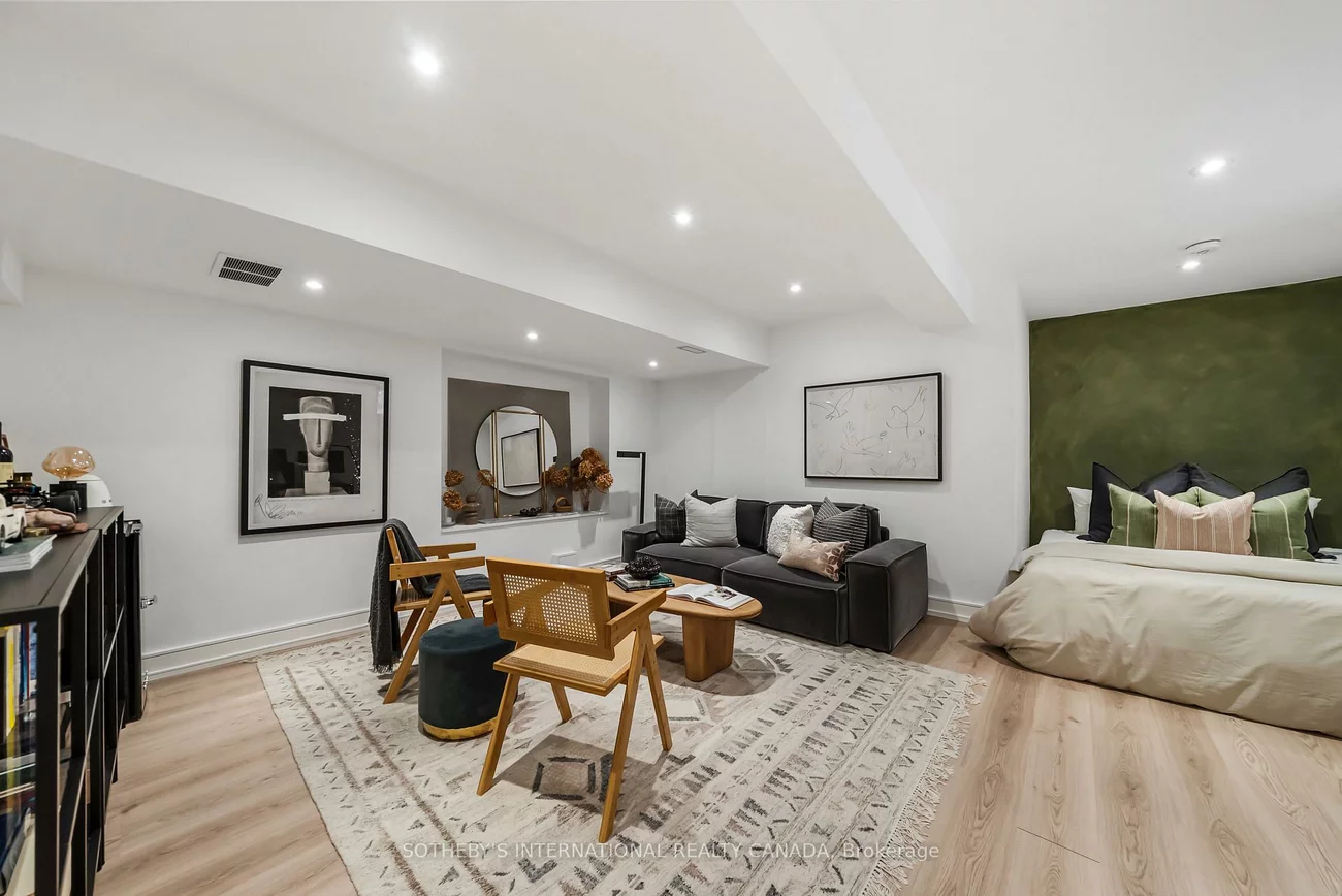 138, Airdrie, Leaside, Toronto