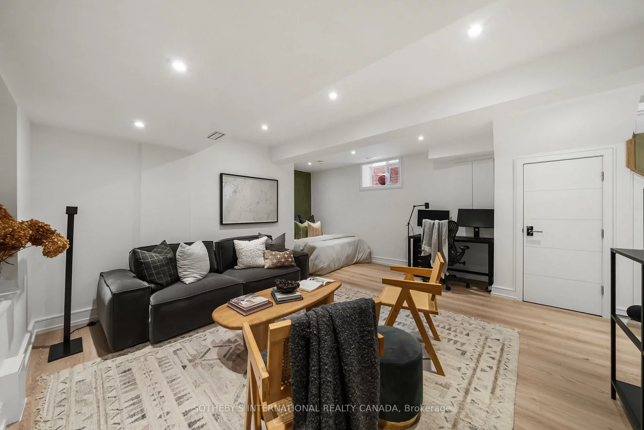 138, Airdrie, Leaside, Toronto