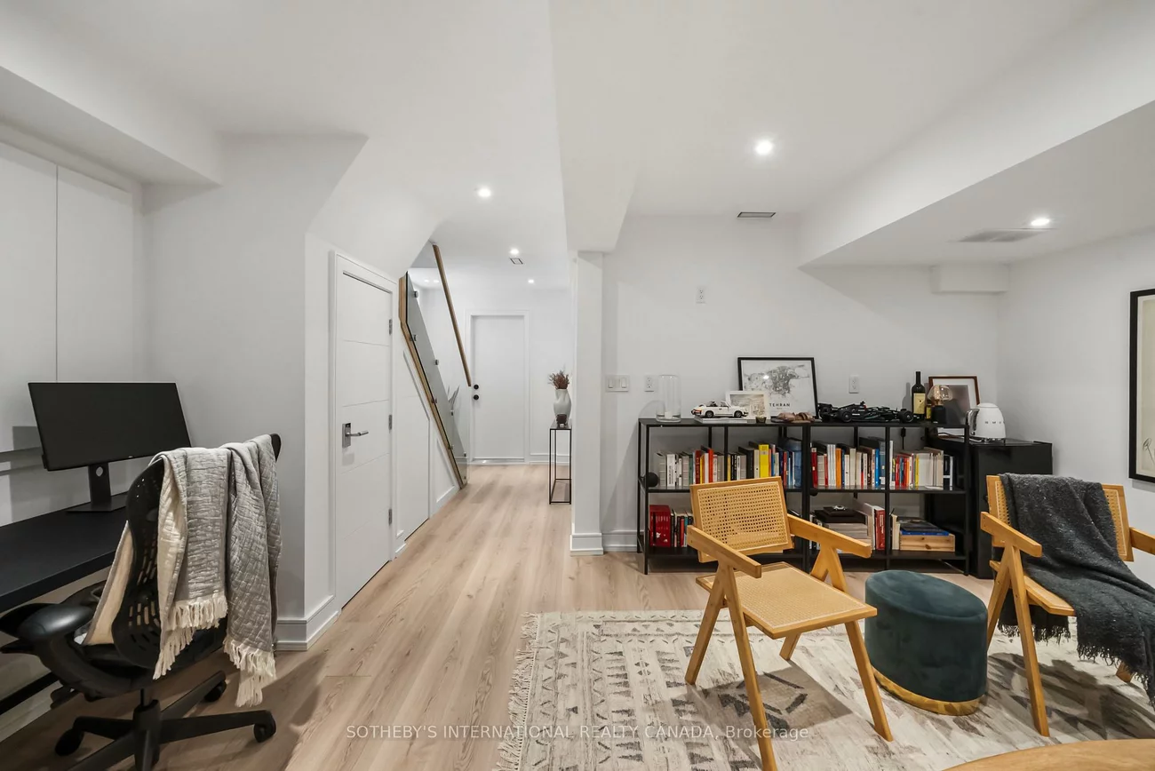 138, Airdrie, Leaside, Toronto