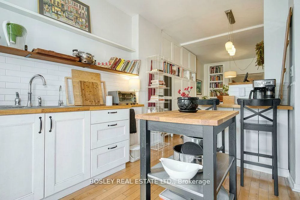 159A, Gladstone, Little Portugal, Toronto