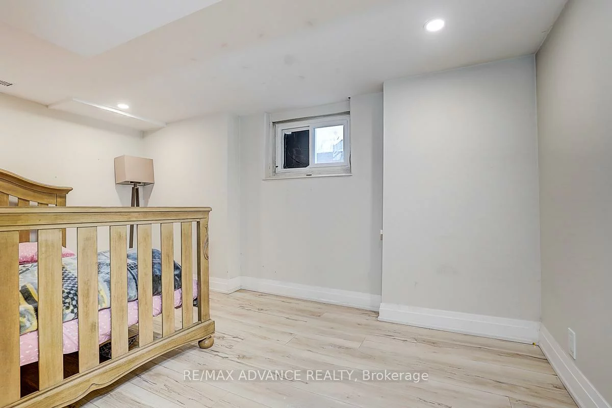 33, Castlefield, Yonge-Eglinton, Toronto