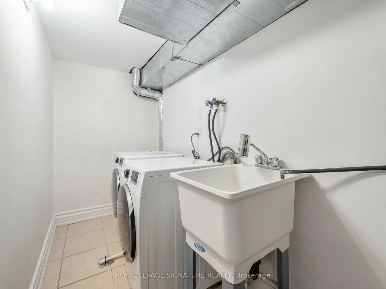 4, Whitaker, Niagara, Toronto