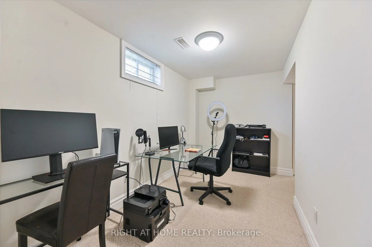 154, Charlton, Newtonbrook West, Toronto