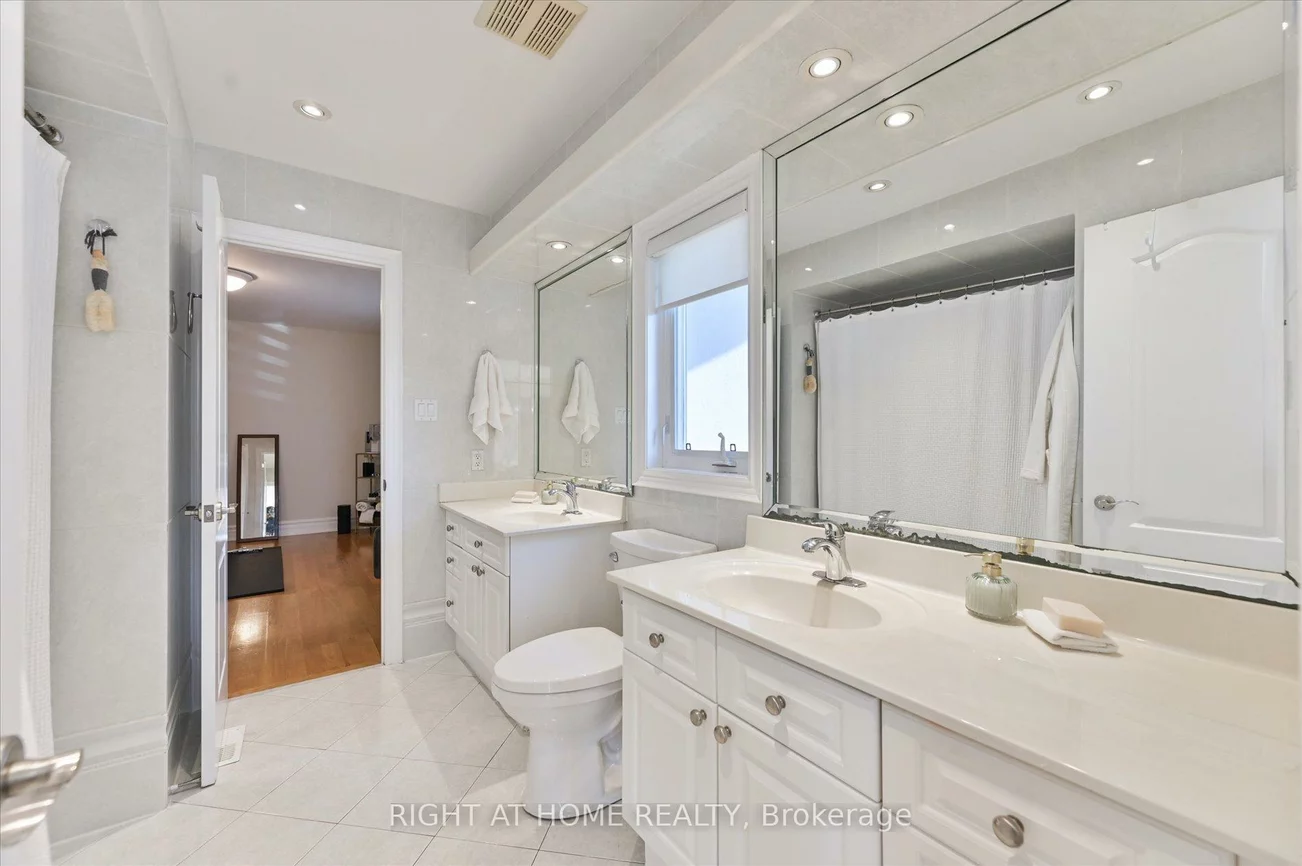 154, Charlton, Newtonbrook West, Toronto