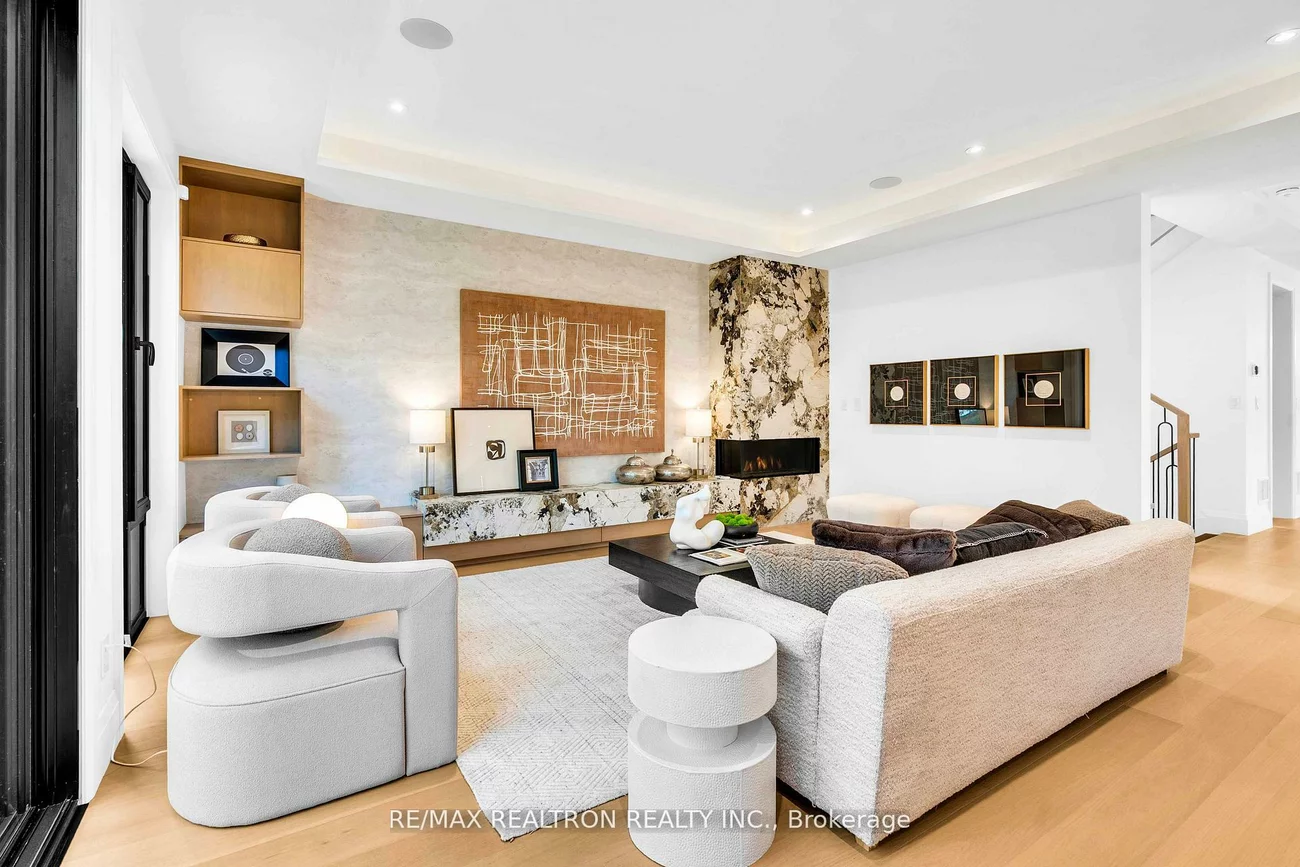35, Foxwarren, Bayview Village, Toronto