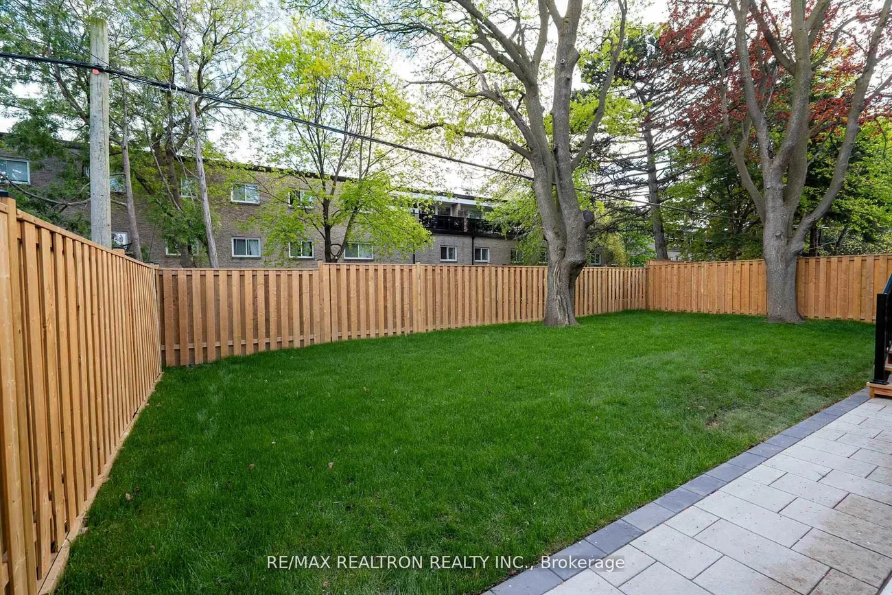 35, Foxwarren, Bayview Village, Toronto