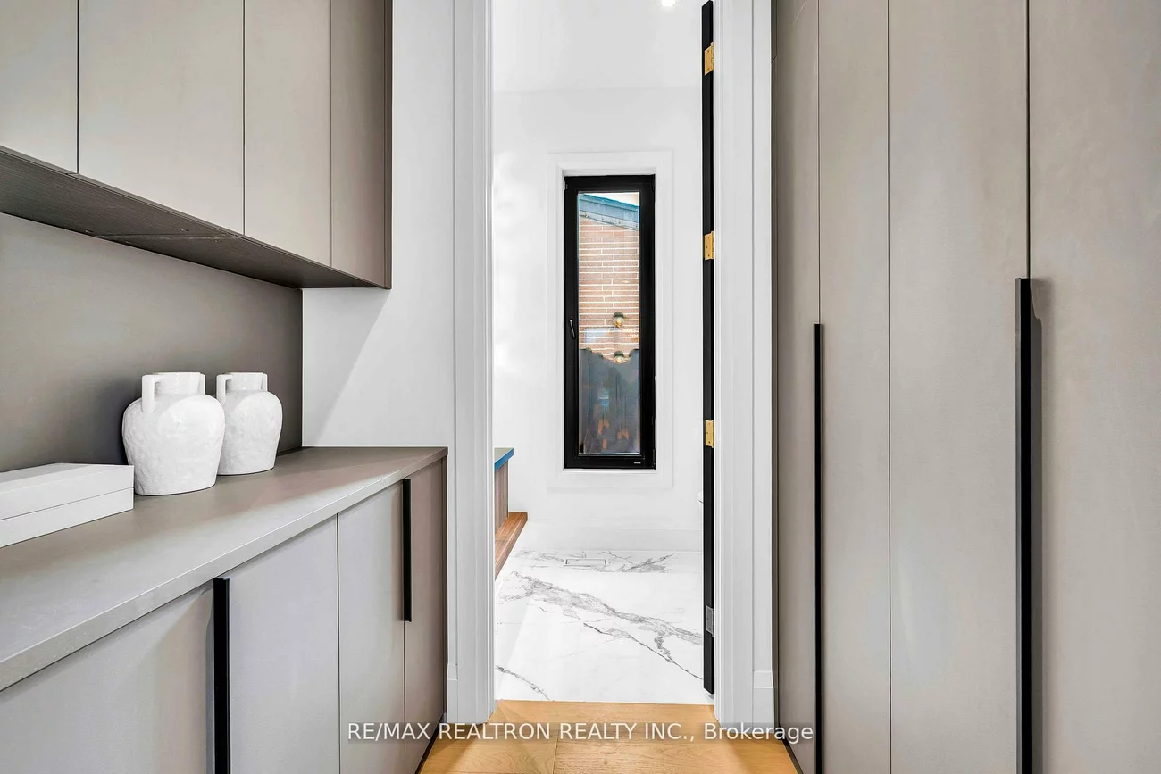 35, Foxwarren, Bayview Village, Toronto