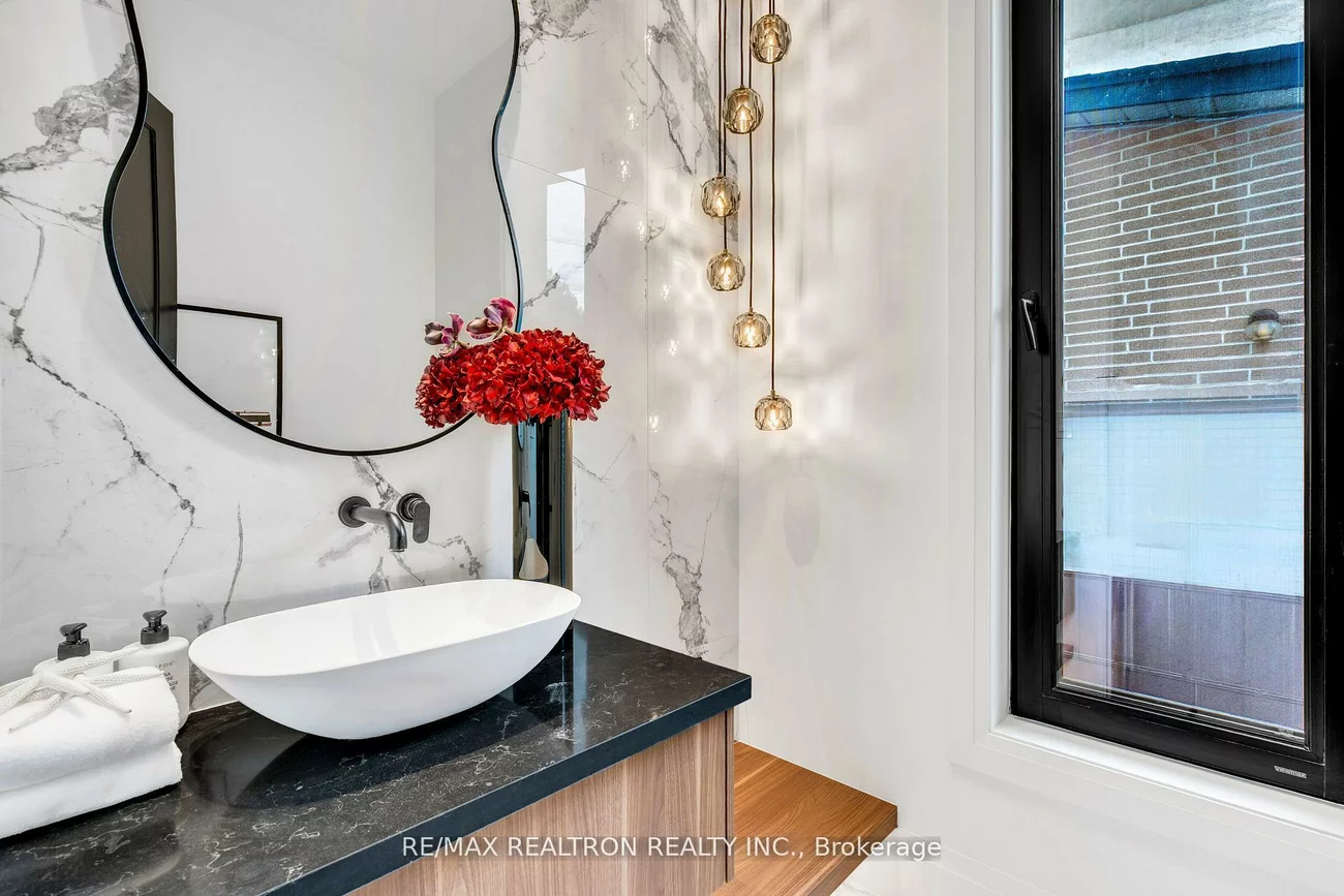 35, Foxwarren, Bayview Village, Toronto