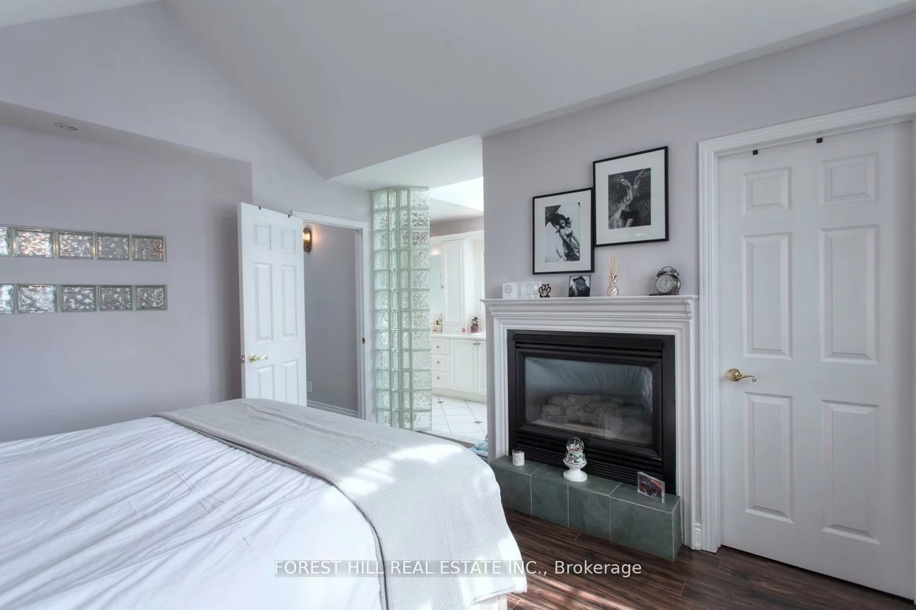 136, Hollywood, Willowdale East, Toronto