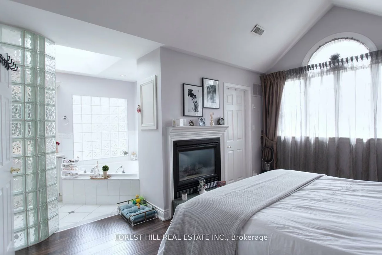 136, Hollywood, Willowdale East, Toronto