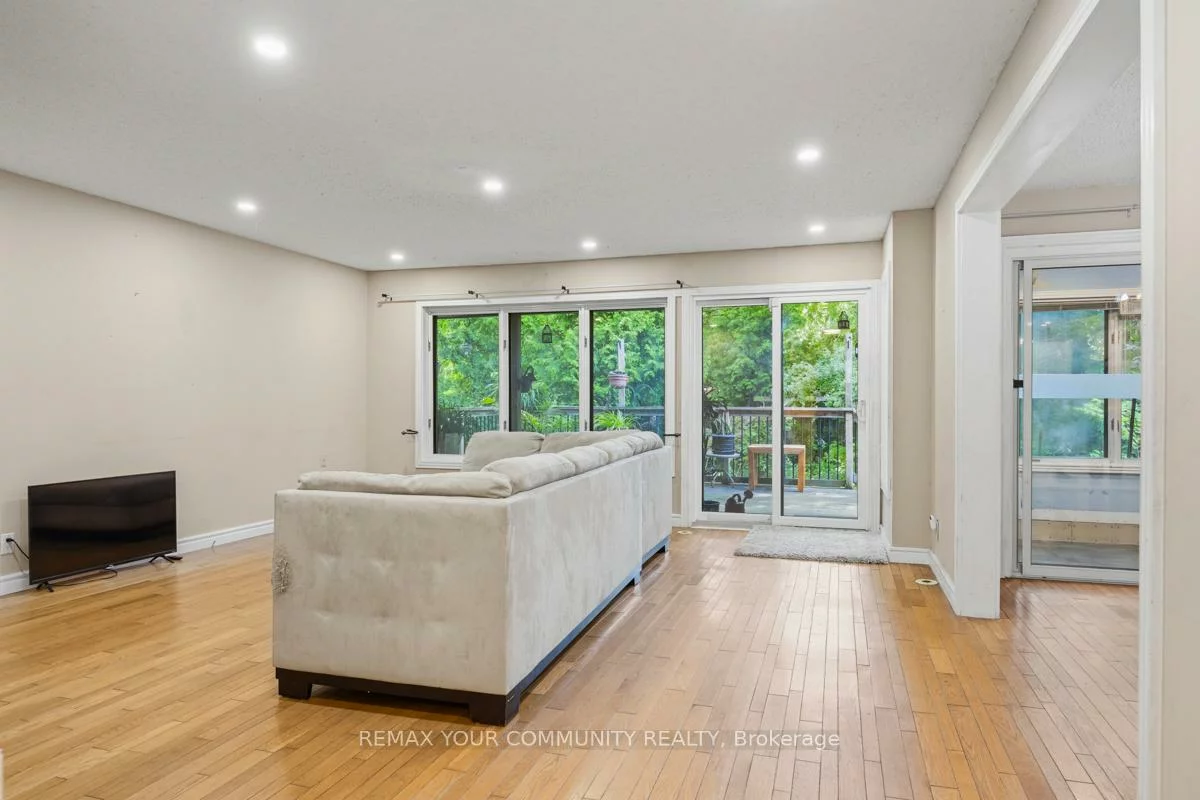 39, Cadillac, Clanton Park, Toronto