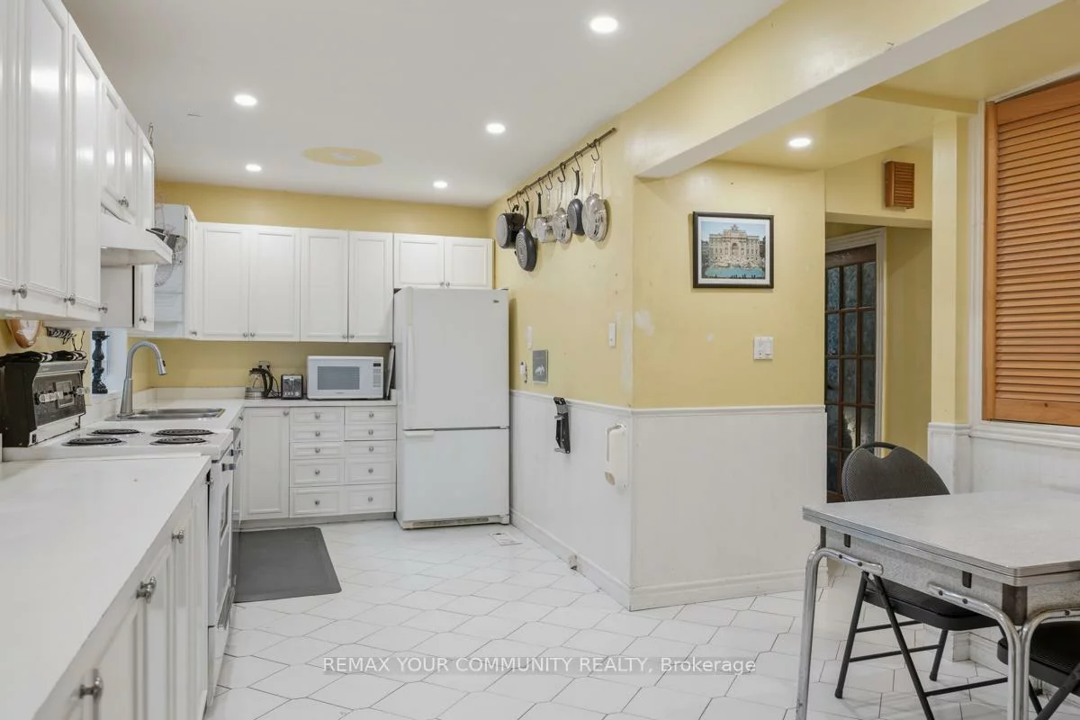 39, Cadillac, Clanton Park, Toronto