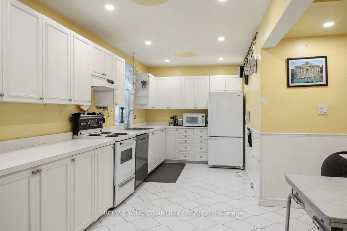 39, Cadillac, Clanton Park, Toronto