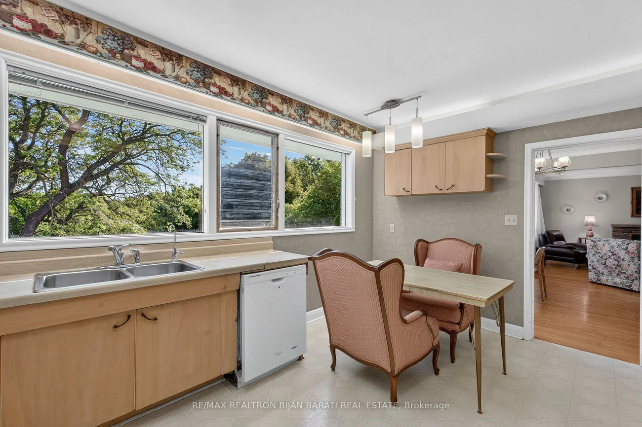 14, Heathview, Bayview Village, Toronto