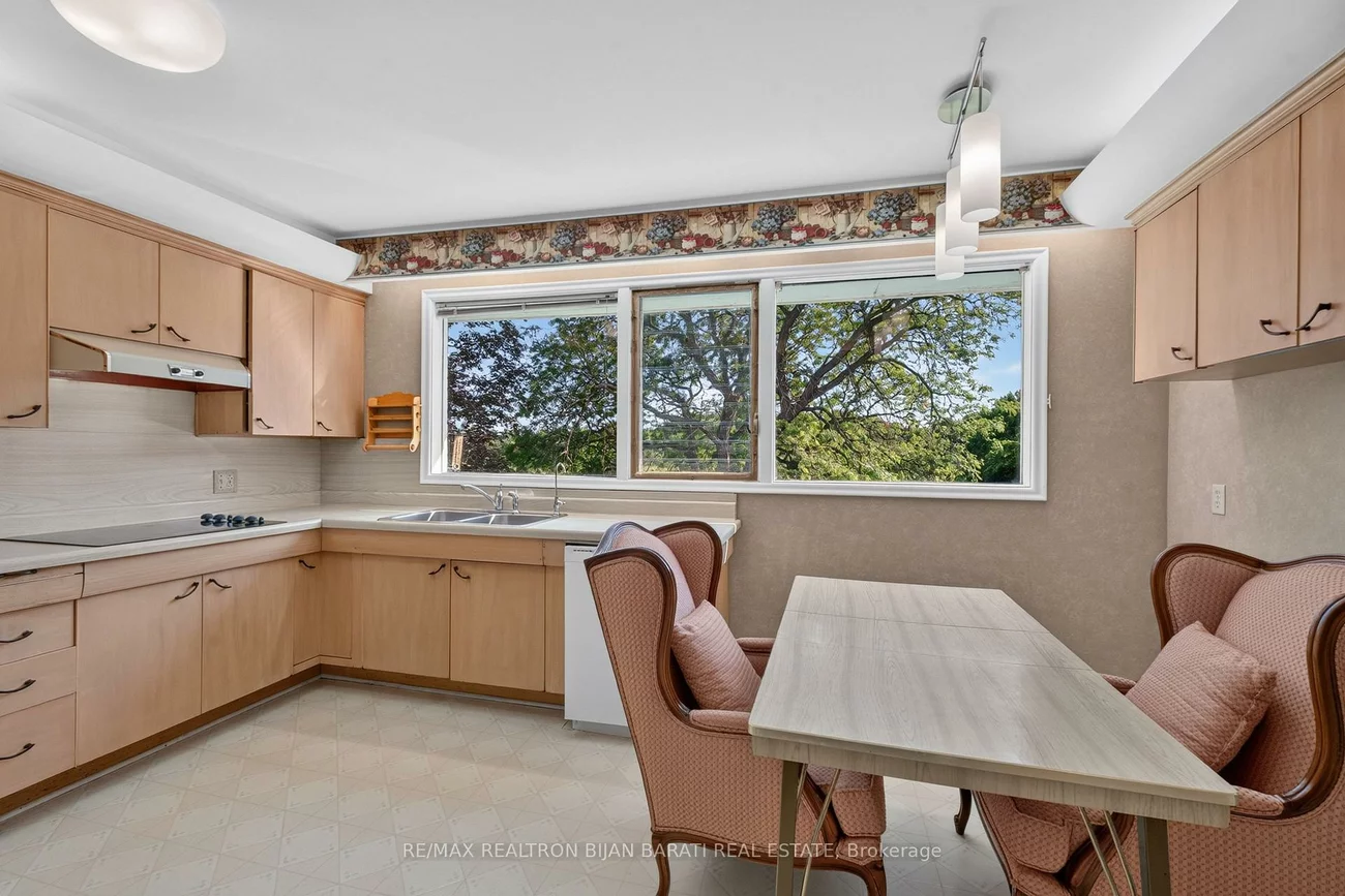 14, Heathview, Bayview Village, Toronto