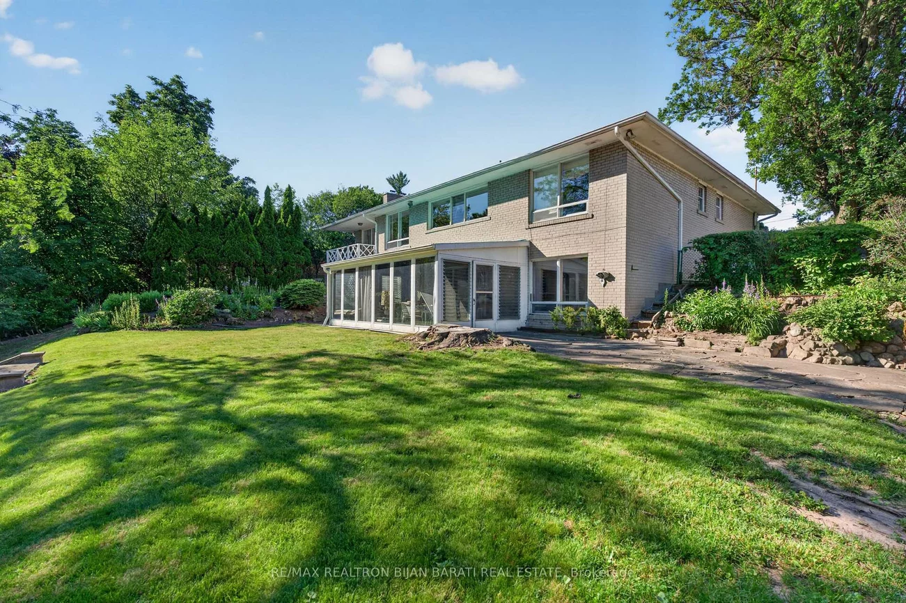 14, Heathview, Bayview Village, Toronto