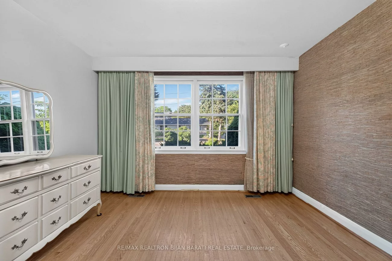 14, Heathview, Bayview Village, Toronto