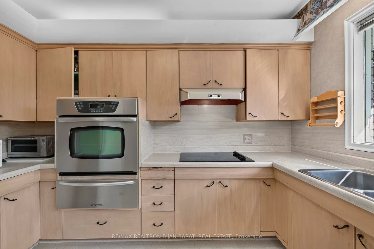 14, Heathview, Bayview Village, Toronto