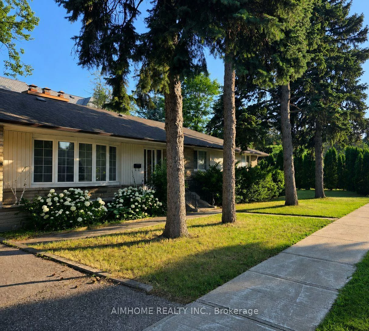 25, Burbank, Bayview Village, Toronto