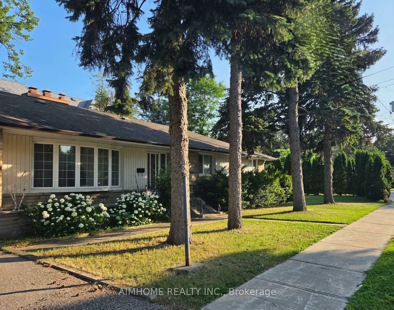 25, Burbank, Bayview Village, Toronto