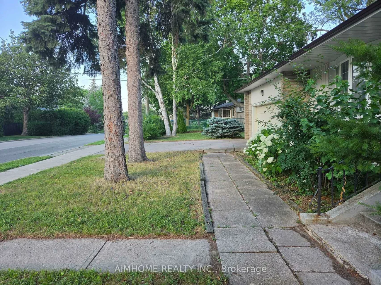 25, Burbank, Bayview Village, Toronto
