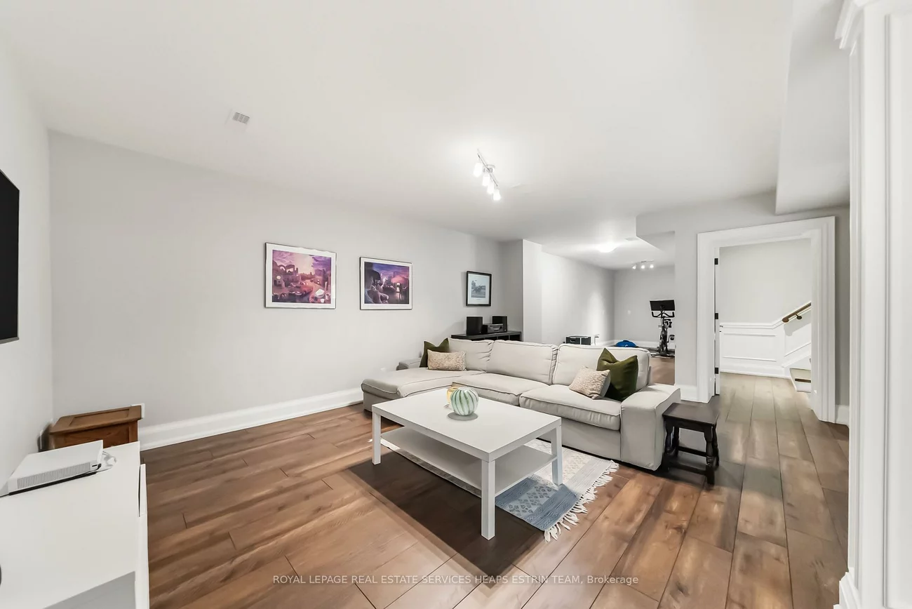 151, Sutherland, Leaside, Toronto