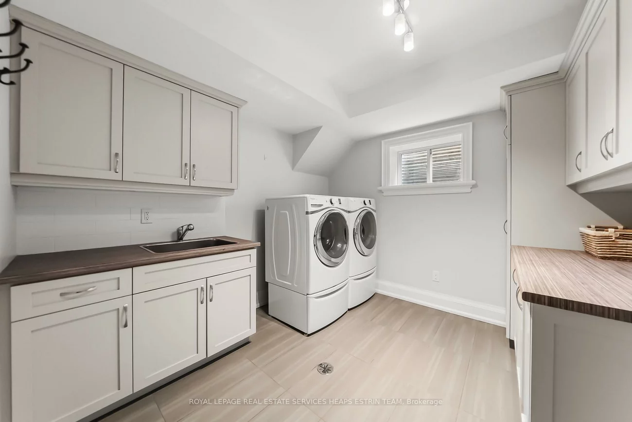 151, Sutherland, Leaside, Toronto