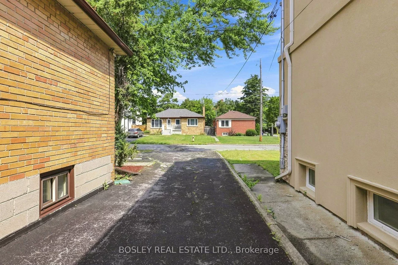 87, Brighton, Bathurst Manor, Toronto