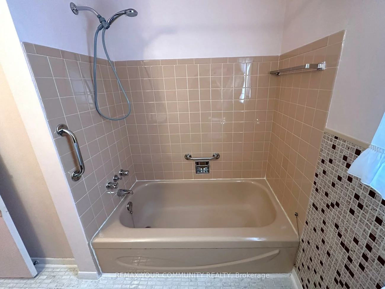 15, Resolution, Hillcrest Village, Toronto