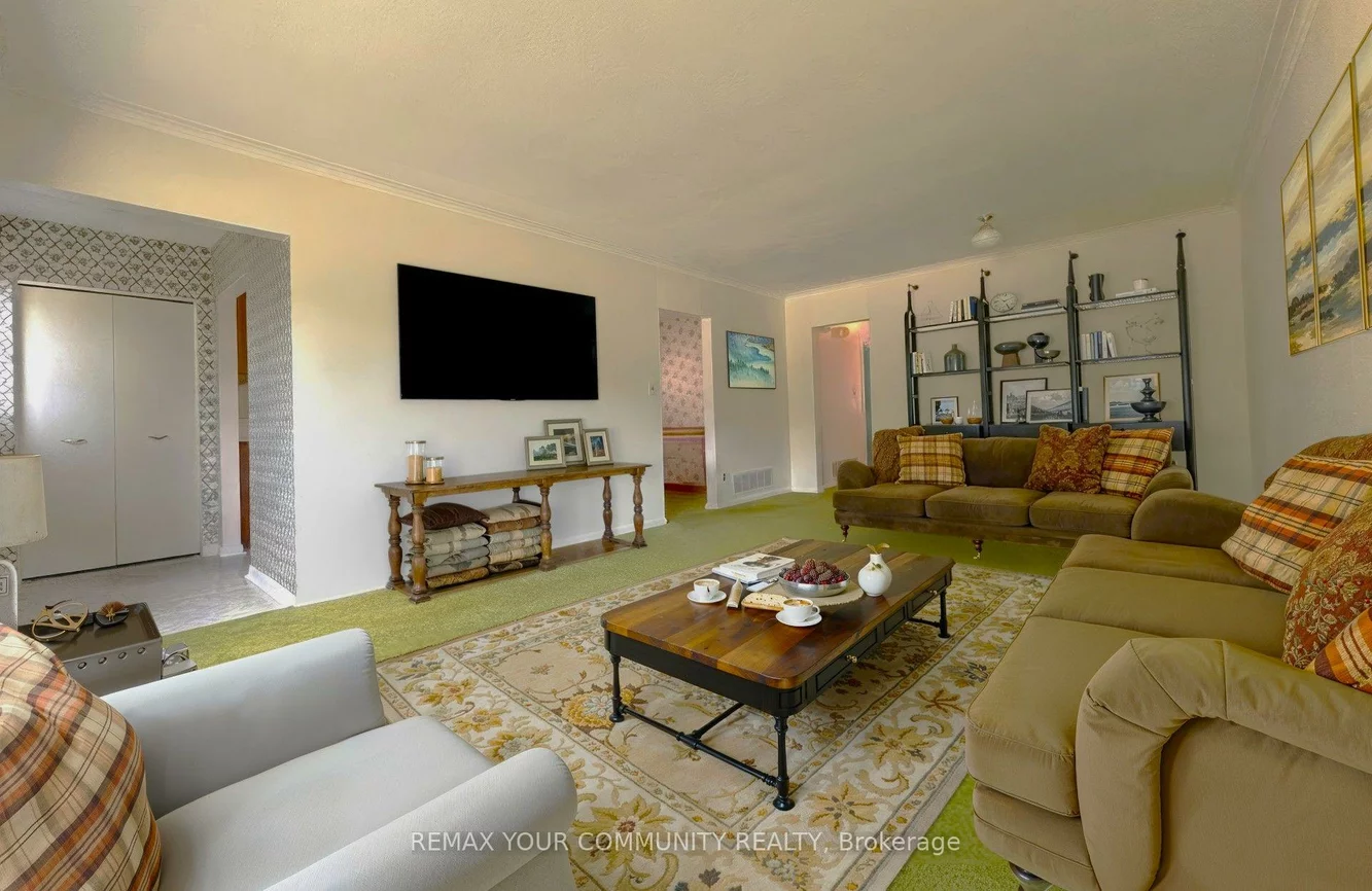 15, Resolution, Hillcrest Village, Toronto