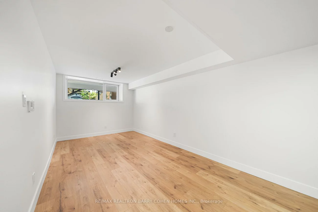33, Lanark, Oakwood Village, Toronto