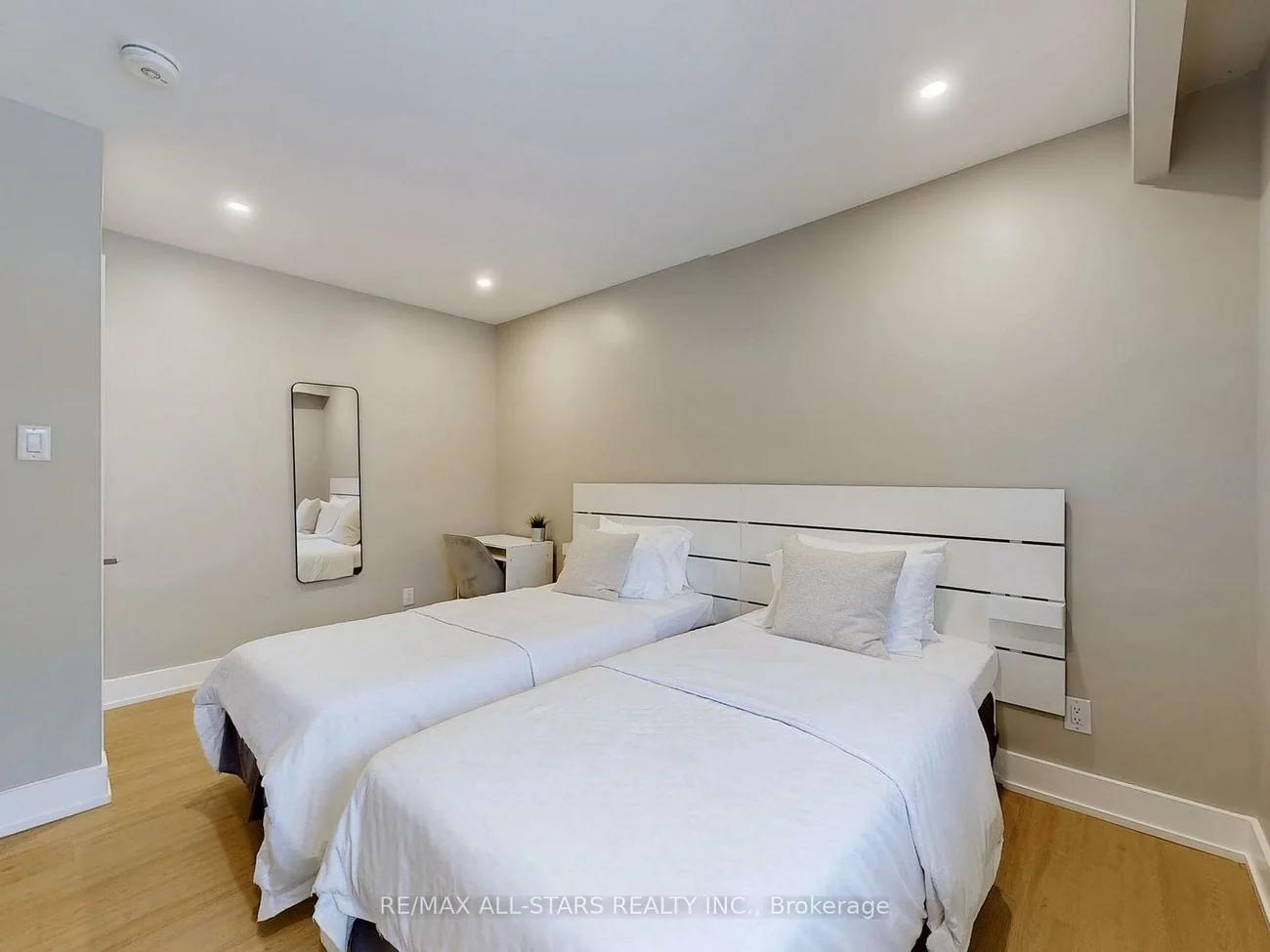105, Betty Ann, Willowdale West, Toronto
