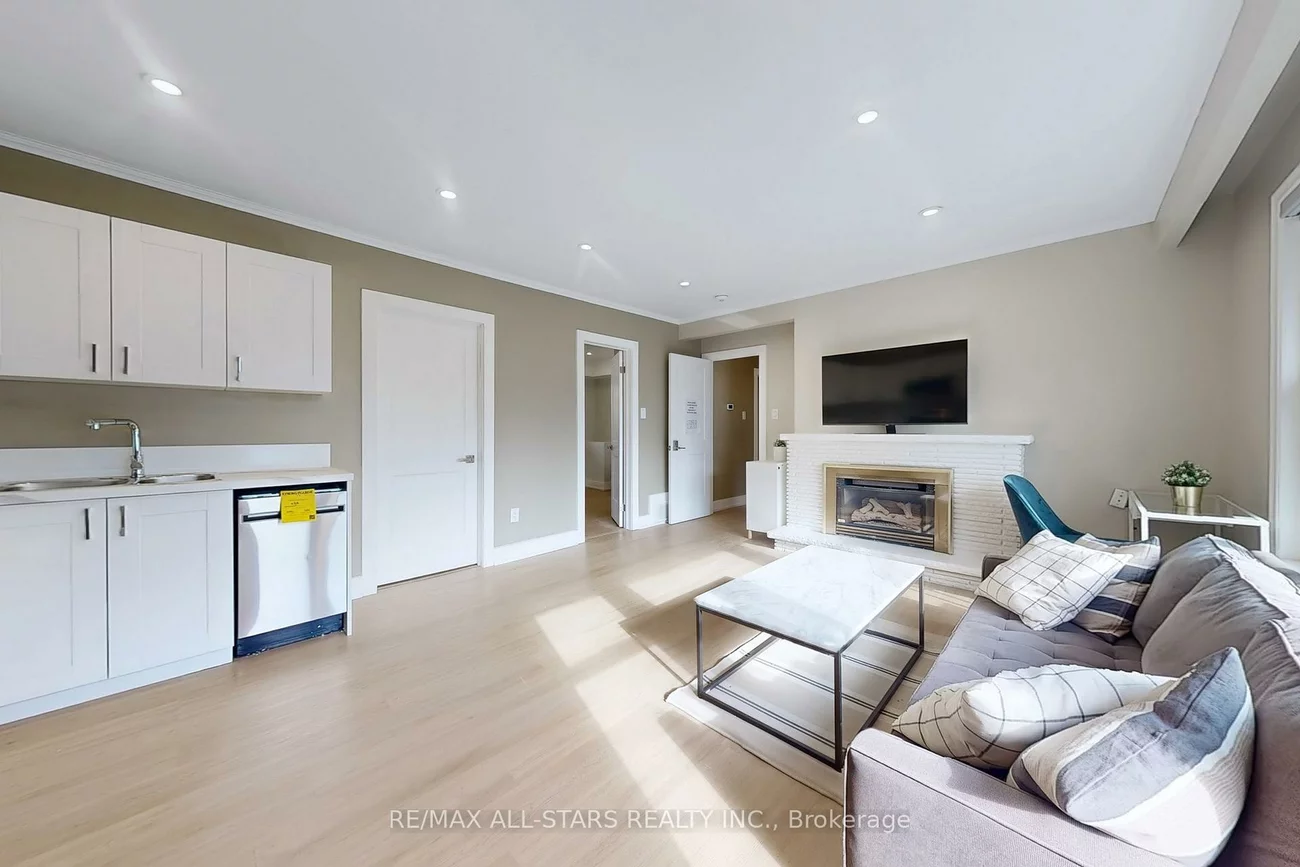105, Betty Ann, Willowdale West, Toronto