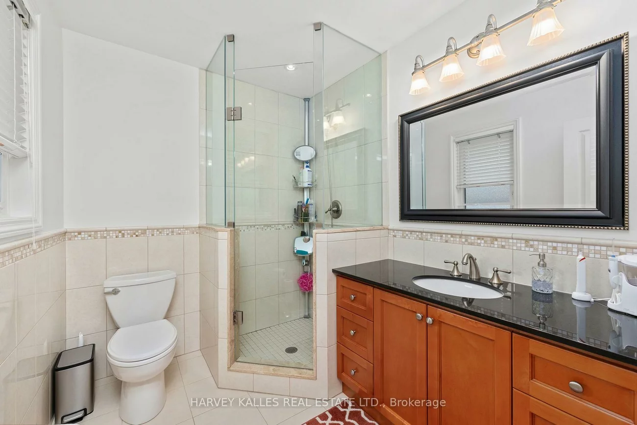 32, Acton, Bathurst Manor, Toronto